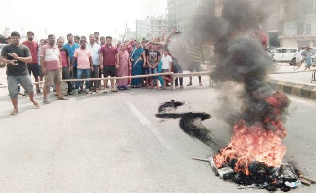 एक मोहल्ले से पानी निकालने से दूसरे मोहल्ले में जलजमाव, सड़क पर उतरे लोग, आगजनी