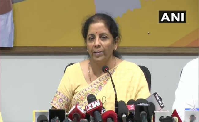 मुंबईः PMC बैंक के खाताधारकों का हंगामा, वित्त मंत्री ने दिलाया भरोसा, कहा- जरूरत पड़ी तो एक्ट में करेंगे बदलाव मुंबईः PMC बैंक के खाताधारकों का हंगामा, वित्त मंत्री ने दिलाया भरोसा, कहा- जरूरत पड़ी तो एक्ट में करेंगे बदलाव