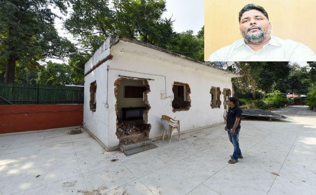 पप्पू यादव ने भी उखाड़ी सरकारी मकान खाली करने से पहले खिड़की, दरवाजे और टाइलें