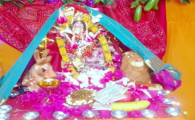 समंदर पार परदेश में भोजपुरिया लोगों ने मनाया दशहरा, भारत से दुर्गा की प्रतिमा मंगा कर रखा व्रत, विसर्जित की प्रतिमा