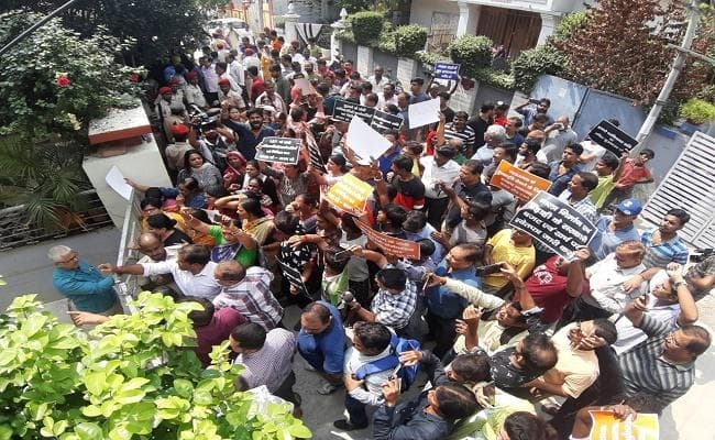 पटना में जलजमाव से पीड़ित लोगों ने उपमुख्यमंत्री सुशील मोदी के घर का किया घेराव