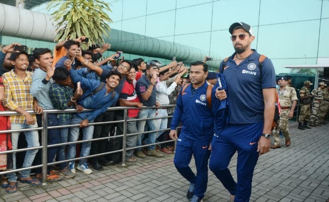 रांची पहुंची टीमें, कोहली-अनुष्‍का का पोस्‍टर लिये इंतजार कर रहे फैन्‍स को हाथ लगी निराशा