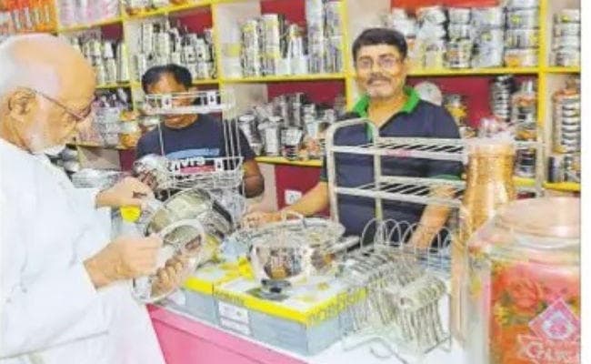 पटना बाजार: धनतेरस को लेकर दुकानों में सजने लगे डिजाइनदार बर्तन, जानें कीमत