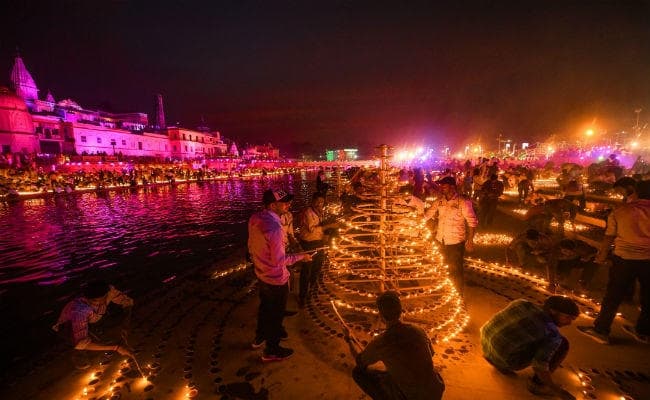 राम की नगरी अयोध्या दीपोत्सव से जगमगा उठी, बना ”वर्ल्ड रिकॉर्ड”