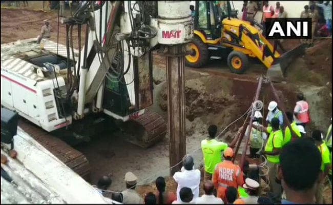 पिछले 3 दिनों से 70 फुट गहरे बोरवेल में फंसा है बच्चा, बचाव कार्य जारी
