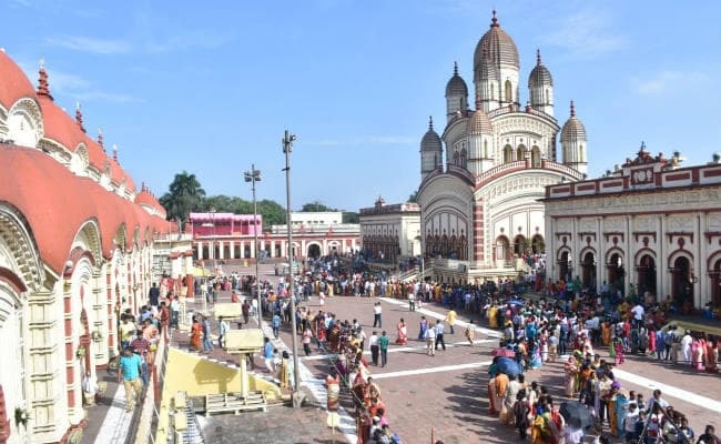 कोलकाता : दीपावली पर दक्षिणेश्वर मंदिर में मां काली की आराधना के लिए उमड़े श्रद्धालु