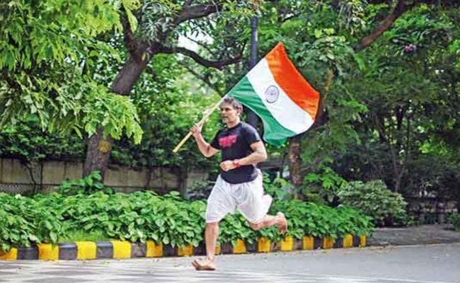 PHOTO: मिलिंद सोमन ने धोती में लगायी 25 किलोमीटर की दौड़…