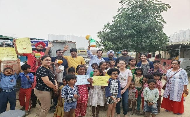 दिवाली पर मिठाई और पटाखे पाकर खिल उठे गरीब बच्चों के चेहरे