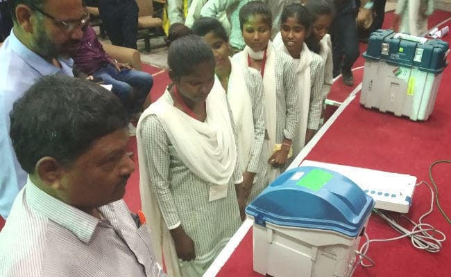 मारवाड़ी कॉलेज के छात्रों ने जाना कैसे होता है मतदान, इवीएम/वीपीपैट के साथ हुआ मॉकपोल