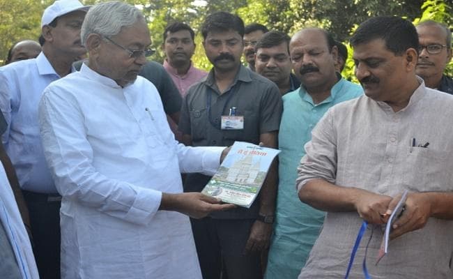 सीएम नीतीश ने प्रभात खबर की पुस्तक ”मैं हूं बेतिया” का किया विमोचन