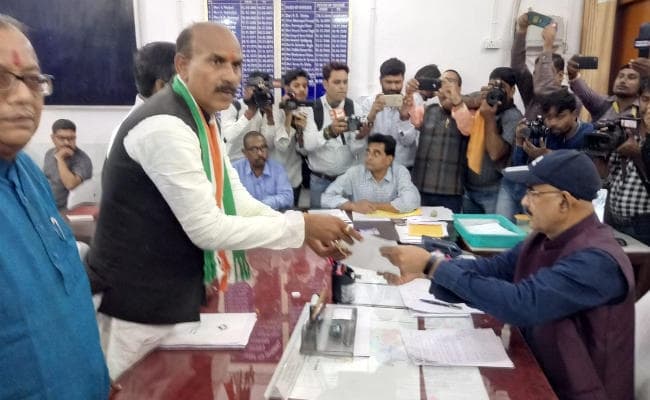 झारखंड विधानसभा चुनाव : कांग्रेस के दिग्गजों ने किया नामांकन, आजसू की नीरू ने लोहरदगा से भरा पर्चा