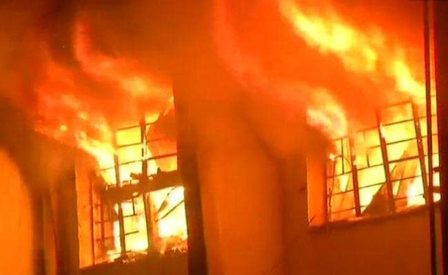 कहीं कारखाने में लगी आग तो कहीं खिलौने का गोदाम हुआ खाक