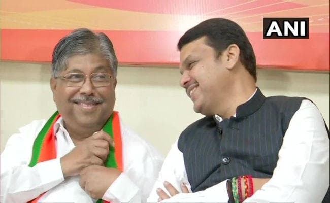 महाराष्ट्र में सत्ता का संघर्ष: शिवसेना, NCP और कांग्रेस की तिकड़ी सरकार बनाने की कोशिश में, भाजपा ने बुलायी बैठक