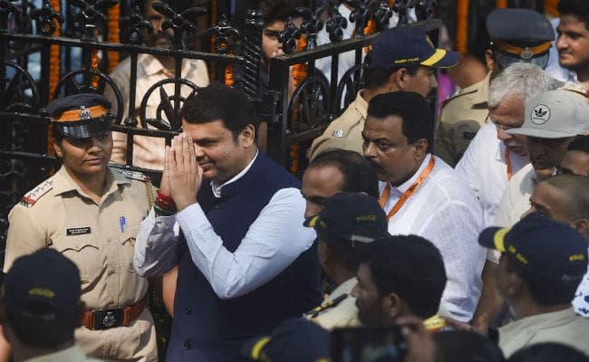 बाल ठाकरे को श्रद्धांजलि देकर लौट रहे फडणवीस के खिलाफ नारेबाजी