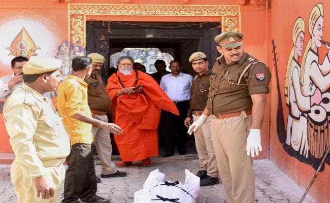 निरंजनी अखाड़े के महंत आशीष गिरि ने आत्महत्या की निरंजनी अखाड़े के महंत आशीष गिरि ने आत्महत्या की