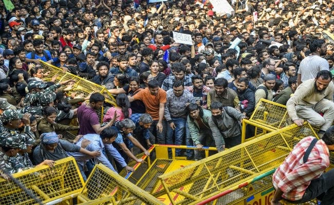जेएनयू प्रदर्शन : संसद के नजदीक तीन मेट्रो स्टेशनों के प्रवेश, निकास द्वार खोले गये