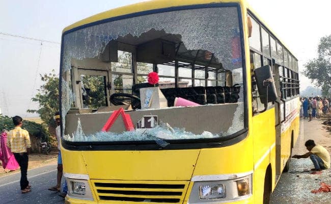 स्कूल बस ने किसान को कुचला, मौत से नाराज लोगों ने बस में सवार छात्रों को उतारा, फिर…