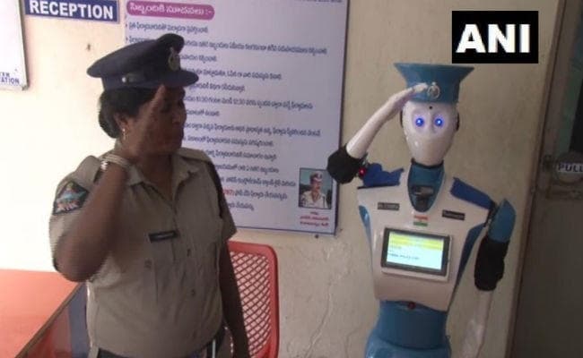 आंध्र प्रदेश: रोबोट ”साईबीरा” दर्ज करेगा लोगों के साईबर क्राइम की शिकायत, ऐसे करेगा पुलिस की मदद