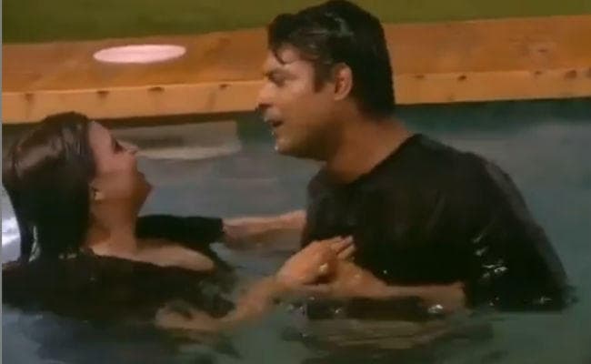 सिद्धार्थ ने पूल में लड़कियों के साथ किया रोमांटिक डांस, क्‍या शहनाज को नहीं आया पसंद ?
