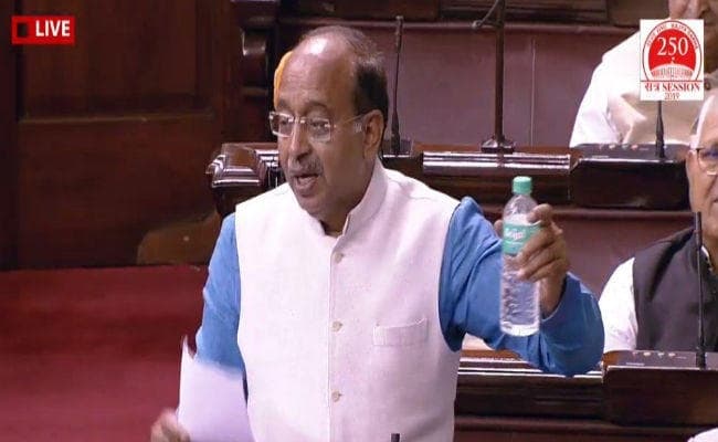 दिल्ली में प्रदूषण पर बहस के दौरान विजय गोयल ने राज्यसभा में लहरायी बोतलें, मास्क, उप सभापति ने टोका…