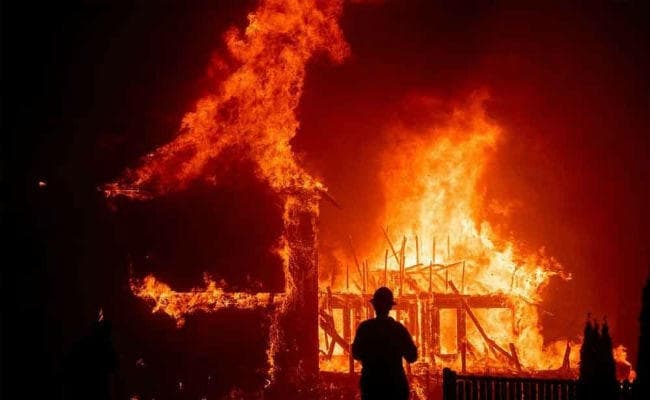 सिलीगुड़ी : प्लास्टिक शेड कारखाने में लगी आग
