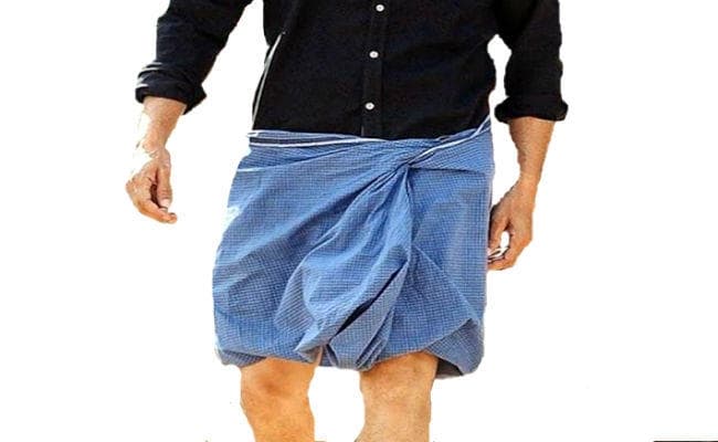 लुंगी पहन कर काम कराने कचहरी पहुंचा तो ”बाबू” हुए आग बबूला, कहा- पहले कपड़े बदल कर आओ
