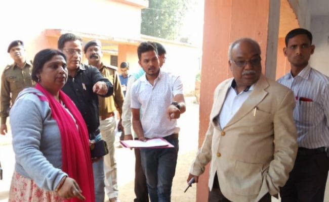 हजारीबाग प्रमंडलीय आयुक्त ने नक्सल प्रभावित बूथों का किया निरीक्षण, सुविधाओं का लिया जायजा