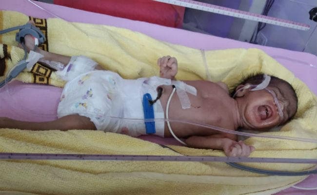 गुमला : 8 दिन की नवजात बच्ची को अस्पताल में छोड़कर भागे दंपती