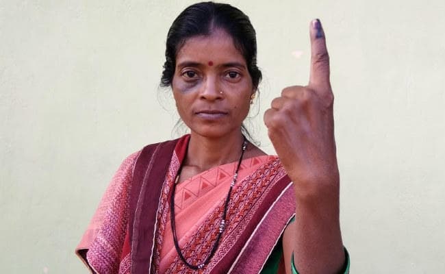 शहीद अलबर्ट एक्का की बीमार पत्नी नहीं कर पायी मतदान, शहीद सुकरा की पत्नी ने वोट डाल दी नक्सलियों को चुनौती