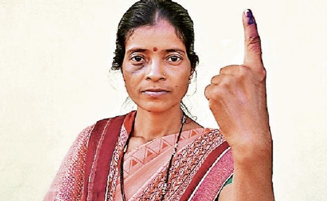 गुमला : वोट बहिष्कार के फरमान से बेखौफ शहीद की पत्नी ने किया मतदान