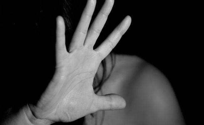 SHOCKING: 17 साल की बेटी के साथ पिता ने किया बार-बार बलात्कार, जानें पूरा मामला…