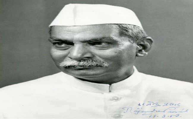 राजेंद्र प्रसाद की जयंती पर प्राचार्य और शिक्षकों ने मंच पर किया सपना चौधरी के गानों पर डांस, वीडियो वायरल होने के बाद 16 शिक्षक सस्पेंड