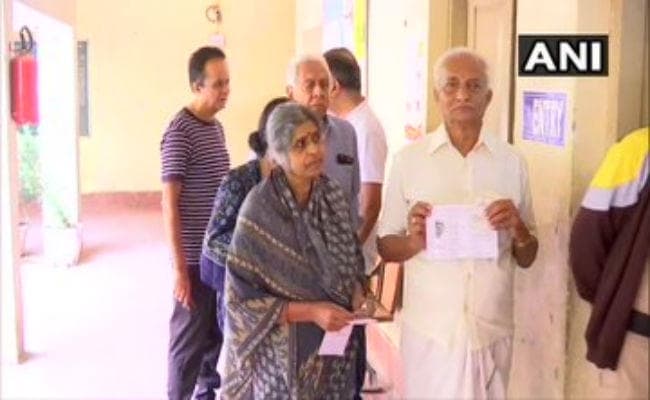कर्नाटक उपचुनावः 15 सीटों पर मतदान जारी, सत्ता में बने रहने के लिए भाजपा को चाहिए इतनी सीटें