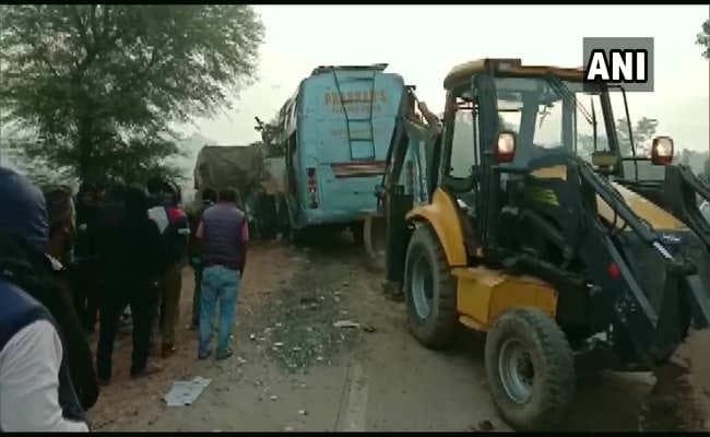 मध्य प्रदेश के रीवा में खड़े ट्रक से टकराई तेज रफ्तार बस, 10 लोगों की मौत, कई घायल