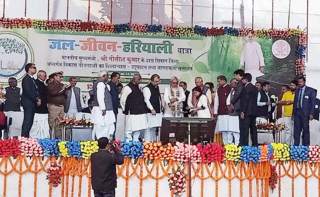 जल-जीवन-हरियाली यात्रा : CM नीतीश ने सीवान को दी 324 करोड़ की 354 योजनाओं की सौगात, कहा…
