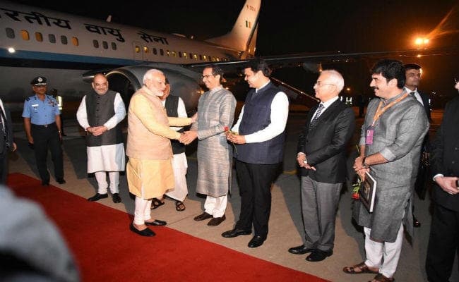 मुख्यमंत्री बनने के बाद पहली बार पीएम मोदी से मिले उद्धव ठाकरे, इस अंदाज में किया अभिवादन