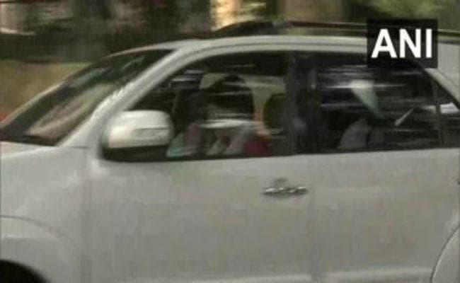 उन्नाव बलात्कार पीड़िता की मौत पर प्रियंका गांधी ने जताया दुख, परिवार से मिलने के लिए घर से रवाना