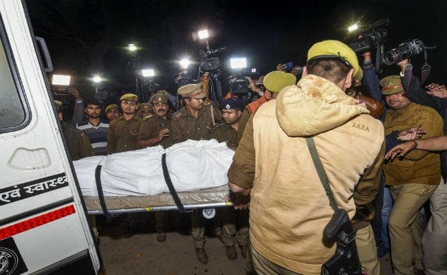 उन्नाव : बलात्कार पीड़िता का शव गांव पहुंचते ही बेकाबू हुए लोग, परिजनों का रो-रोकर बुरा हाल