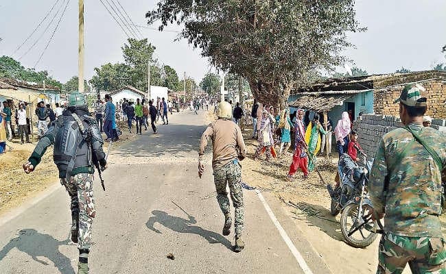 दूसरा चरण: अड़की में मुठभेड़, चाईबासा में बस फूंकी, सिसई में पुलिस फायरिंग में एक की मौत