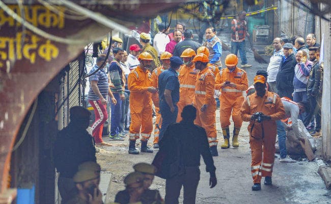 दिल्ली अग्निकांड : फैक्ट्री मालिक रेहान और मैनेजर फुरकान गिरफ्तार, गैर-इरादतन हत्या का मामला दर्ज