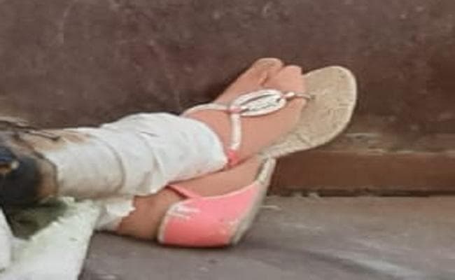 बक्सर बहुचर्चित हत्याकांड : मृत महिला की चप्पल देख बहन ने कहा- दीदी का ही है, फिर खुला पूरा मामला