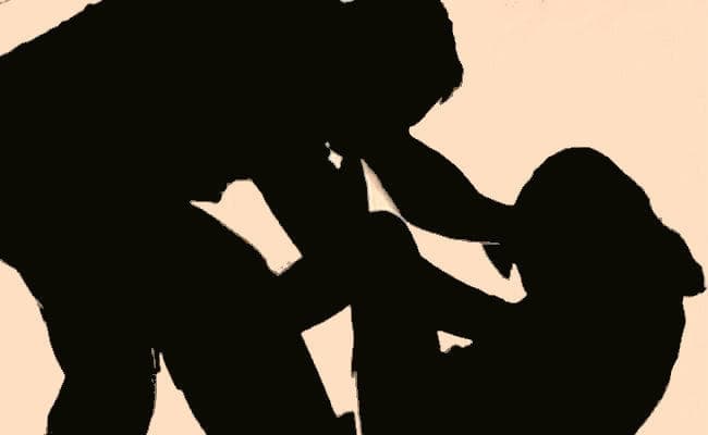 पति ने चार दोस्तों से कराया गैंगरेप, वीडियो वायरल करने की धमकी भी दी, तीन साल बाद दर्ज हुई प्राथमिकी