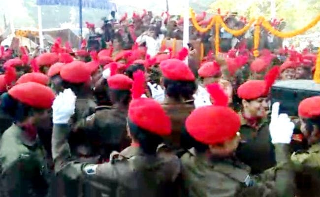 ””आज कल के लइकी के फेरा…”” पर महिला सिपाहियों ने लगाये ठुमके, जाने क्या है मामला? …देखें वीडियो