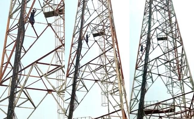 70 फीट ऊंचे टेलीफोन टावर पर चढ़ गयी महिला, मूकदर्शक बने रहे लोग, फिर…