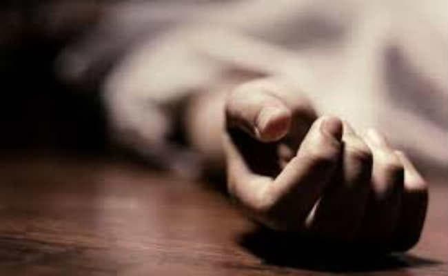 होमगार्ड के जवान की मौत के बाद पुलिस ने शव को गांव पहुंचाया