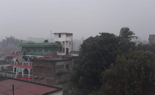 संथाल परगना में मौसम ने करवट बदली, साहिबगंज में तेज बारिश से ठिठुरे लोग, किसानों के चेहरे खिले