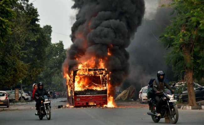 नागरिकता कानून: जामिया हिंसा पर दिल्ली पुलिस ने अब तक 10 को किया गिरफ्तार, एक भी छात्र नहीं