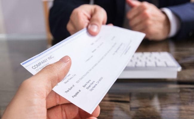 बैंक से मालिक के 5.80 लाख निकाल कर भागा कर्मी गिरफ्तार