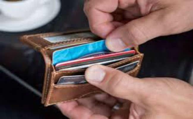 पर्स में था क्रेडिट कार्ड, बिना जानकारी कट गया 90 हजार का फ्लाइट टिकट