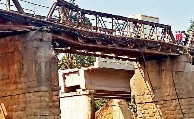 लातेहार : रांची से मेदिनीनगर की दूरी 70 किमी बढ़ी, ब्रिटिश जमाने का बना पुल क्षतिग्रस्त